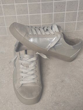 SHU SHOP PAULA STERLING sz 9Women's Metallic Silver Star Accent Lace-Up Sneakers